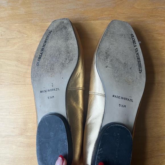 Gloria Vanderbilt Vintage Gold Flats - Picture 3 of 4
